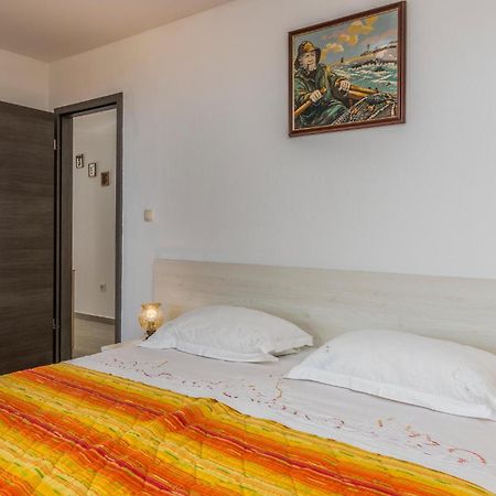 Lovely Apartment In Mali Losinj With Kitchen Exterior photo